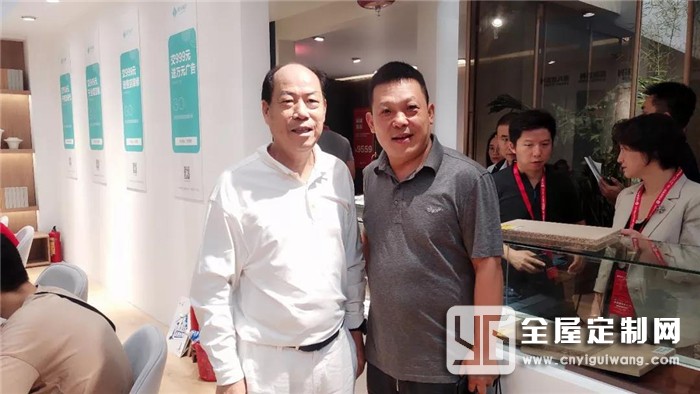 碧桂园董事局主席杨国强携一众大咖参观亚丹展厅，并给予高度高度认可和赞扬！