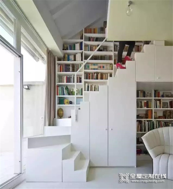 帅太全屋定制教你利用好复式楼梯，可以省下2个书柜呢！