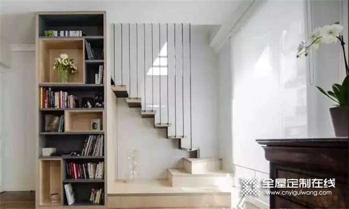 帅太全屋定制教你利用好复式楼梯，可以省下2个书柜呢！