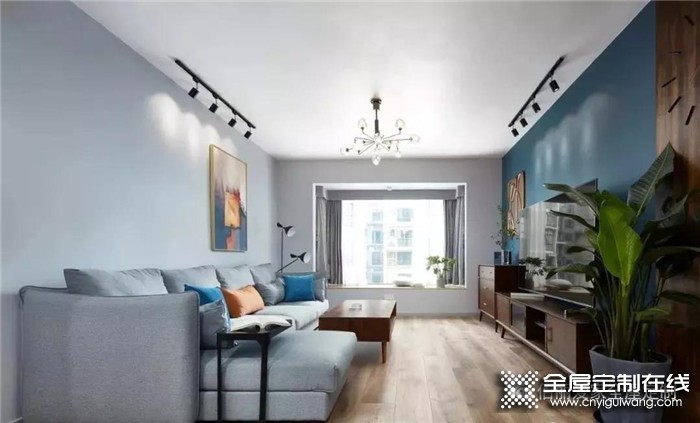 佰丽爱家定制蓝色+胡桃木家具，这个四居室有点不一样哦